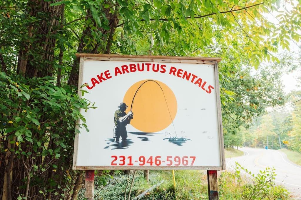 Arbutus Lake 3 Bedroom Cottage Traverse City Eksteriør billede